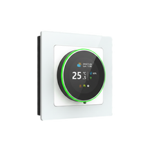Vue inclinée d’un thermostat rond mural blanc avec molette connectée.