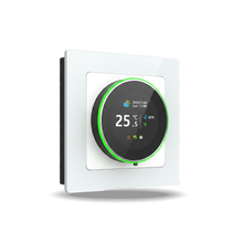 Thermostat Wi-Fi Rotary-S blanc pur vue inclinée sur fond blanc studio.