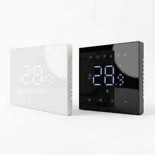 Deux thermostats muraux blanc et noir avec affichage LED.
