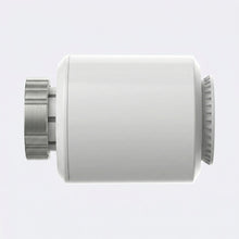 Vue latérale d’une vanne thermostatique blanche connectée.